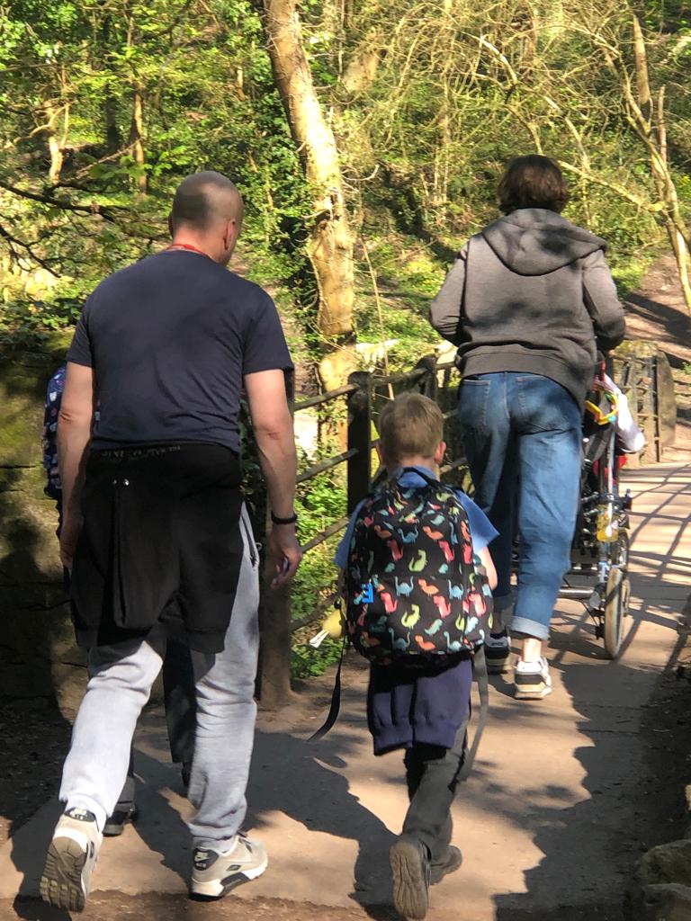 最近﹐看到有大人推着坐輪椅的學生經山路去另一邊社區。